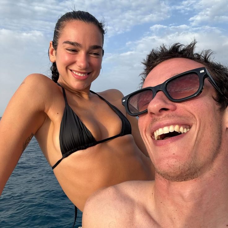Dua Lipa & Callum Turner - Fiancailles