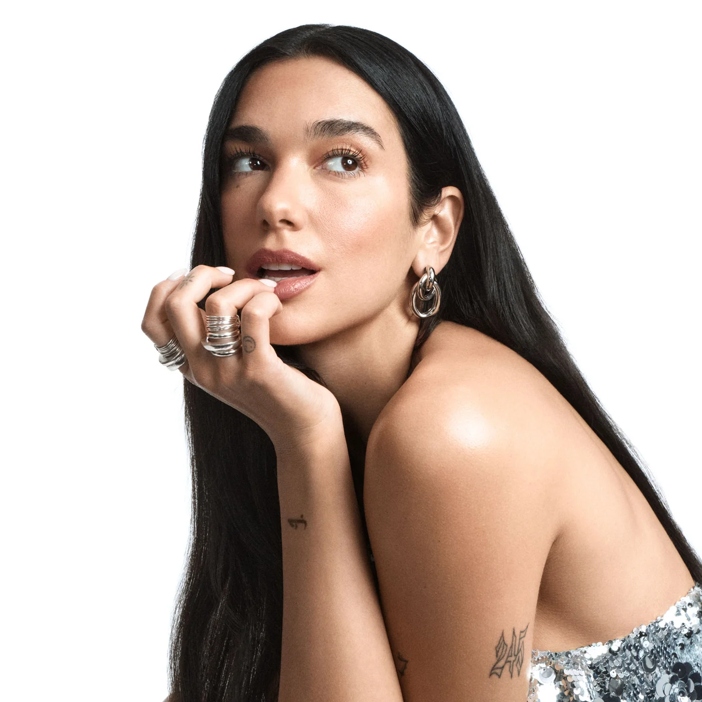 Dua Lipa lance sa gamme de soins en collaboration avec Augustinus Bader
