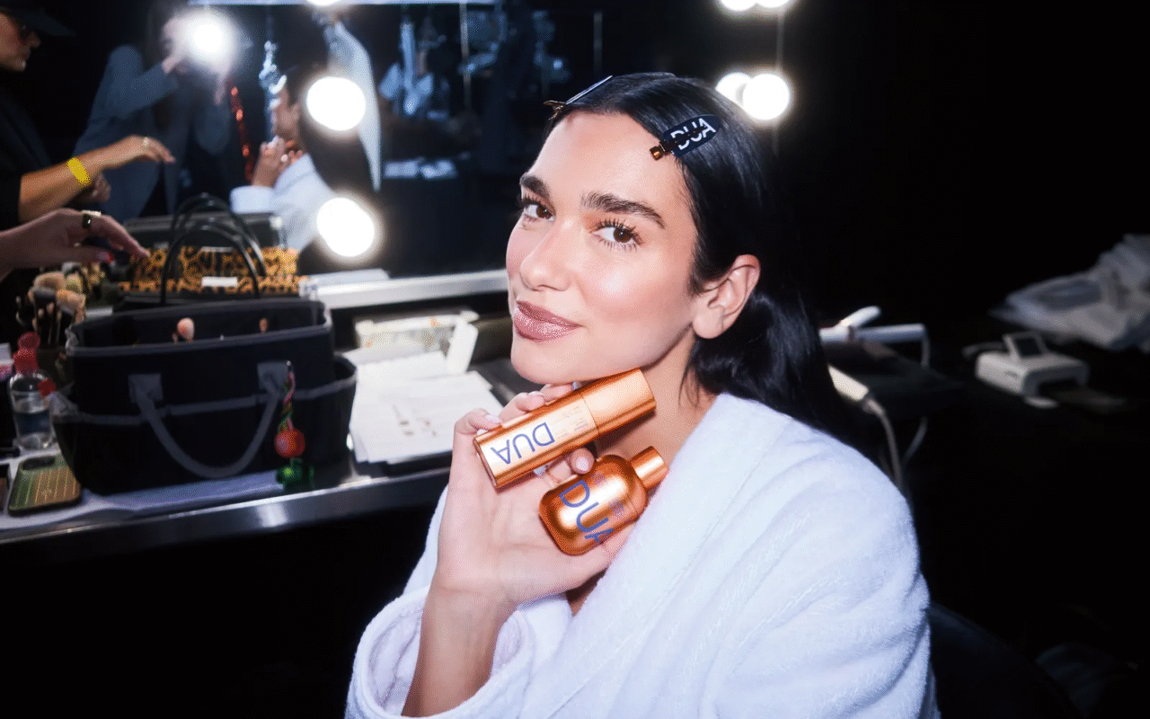 Dua Lipa lance sa gamme de soins en collaboration avec Augustinus Bader