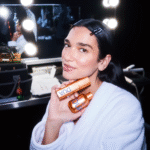 Dua Lipa lance DUA™ : 3 soins, zéro prise de tête, 100% glow