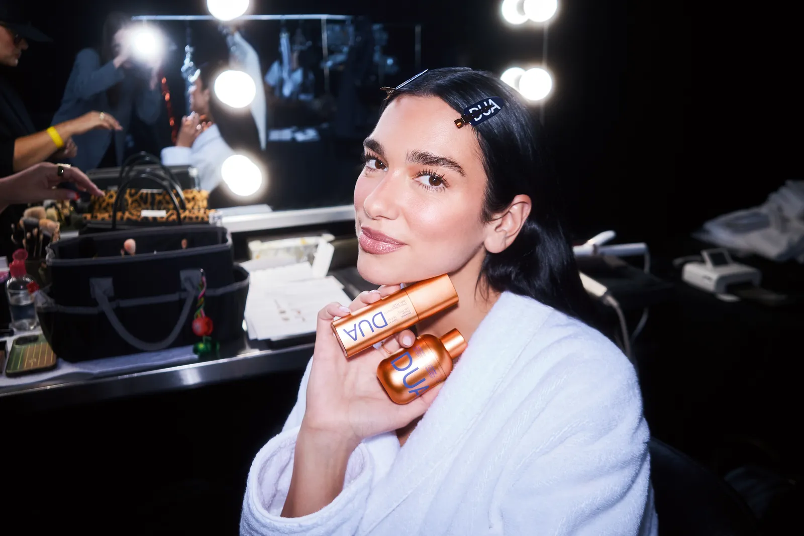 Dua Lipa lance sa gamme de soins en collaboration avec Augustinus Bader