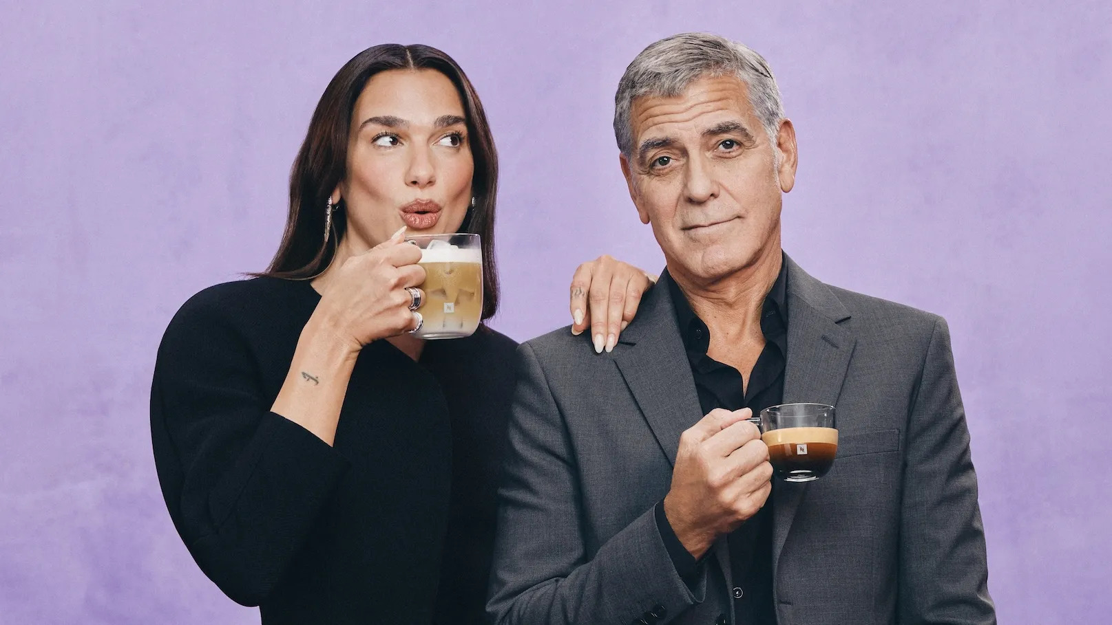 Dua Lipa & George Clooney - Marque Nespresso