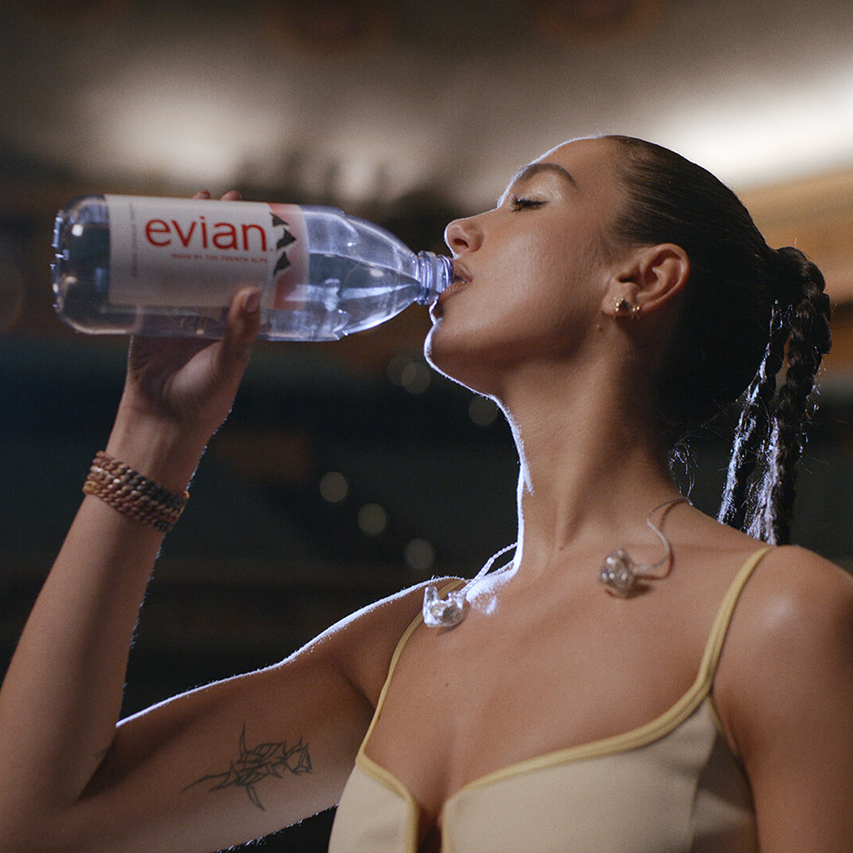 Dua Lipa - Collaboration - Marque Evian