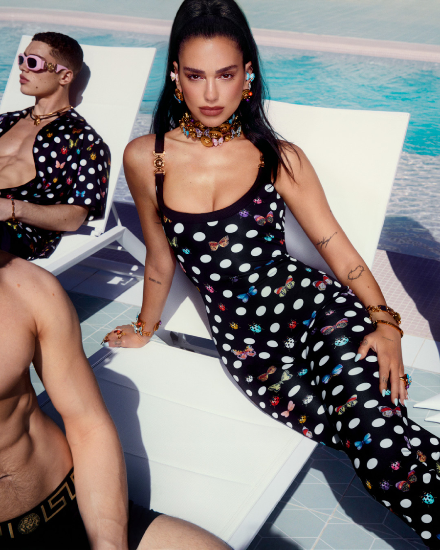 Dua Lipa - Collaboration - Marque Versace - Collection estivale La Vacanza