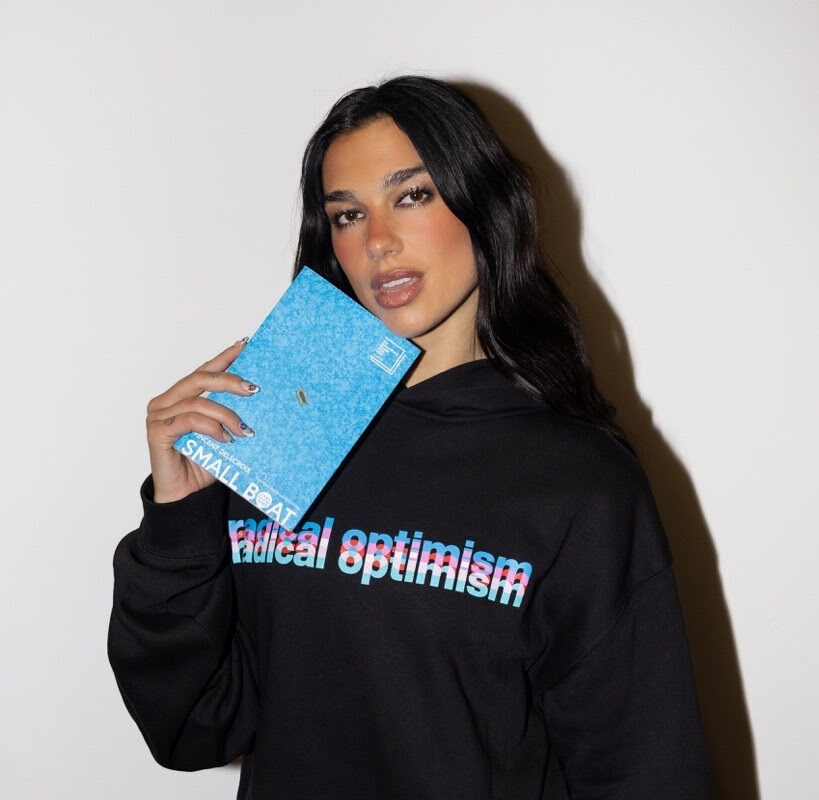 Dua Lipa, fondatrice de Service 95 & Service 95 Book Club