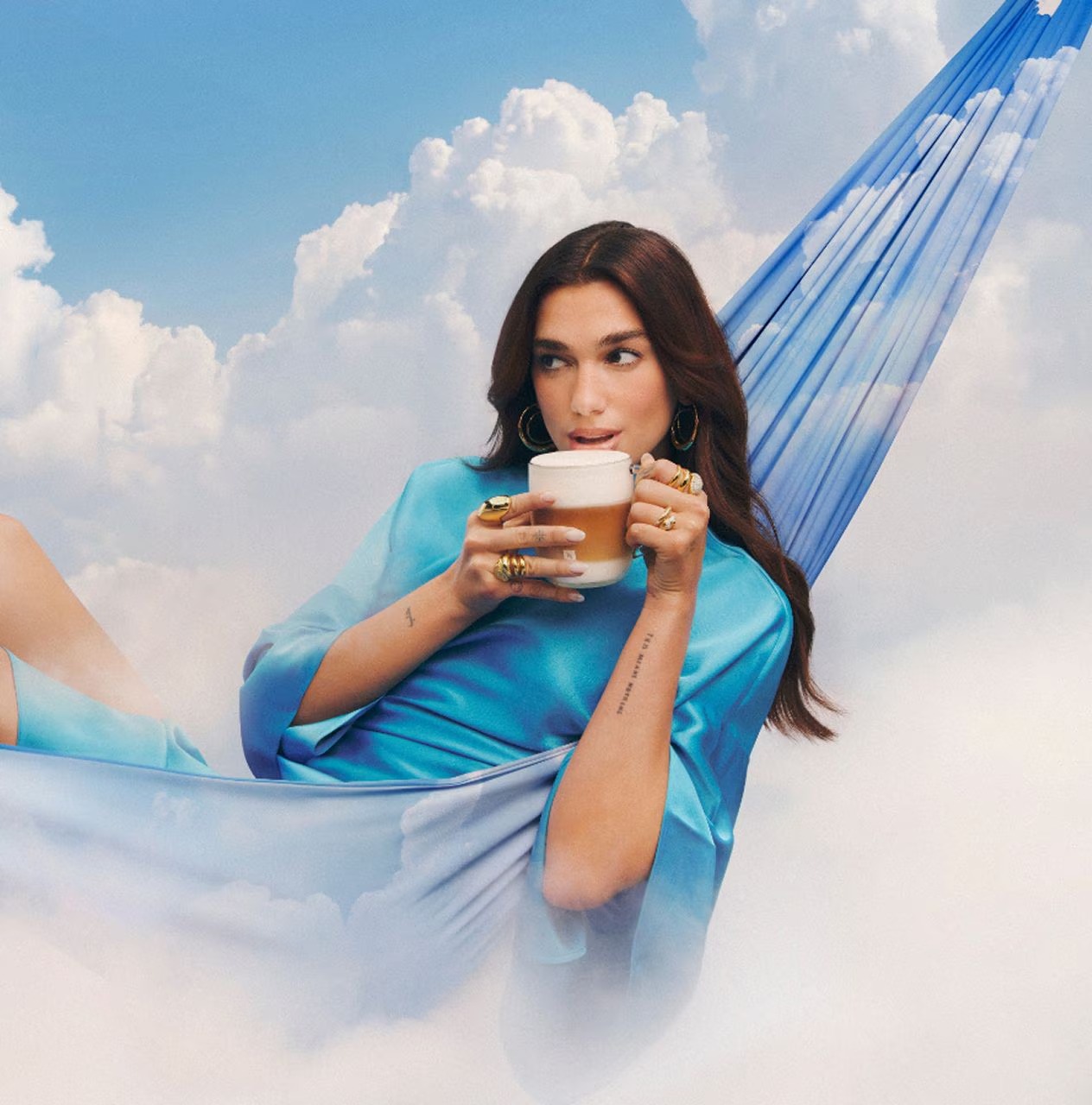 Dua Lipa - Nespresso - Campagne Vertuo World