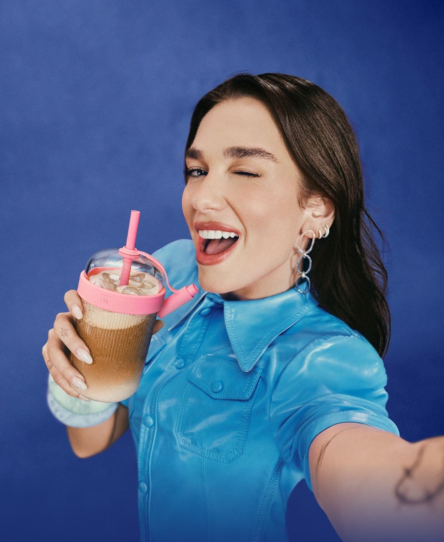 Dua Lipa - Nespresso - Campagne Vertuo World
