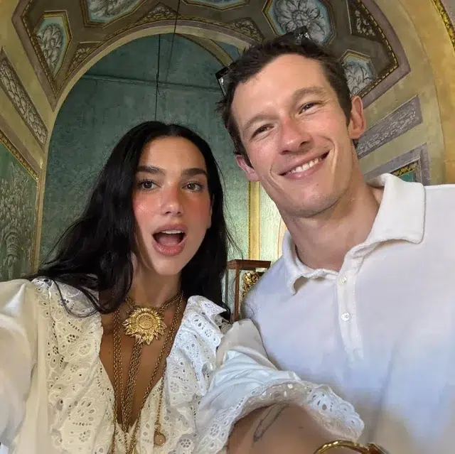 Dua Lipa & Callum Turner - Vacances en Italie