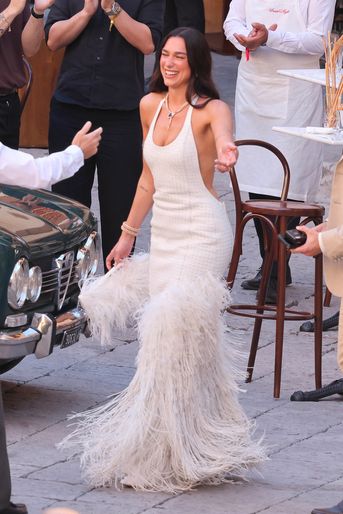 Dua Lipa porte une robe Bottega Veneta pour la fête de bienvenue à Palerme