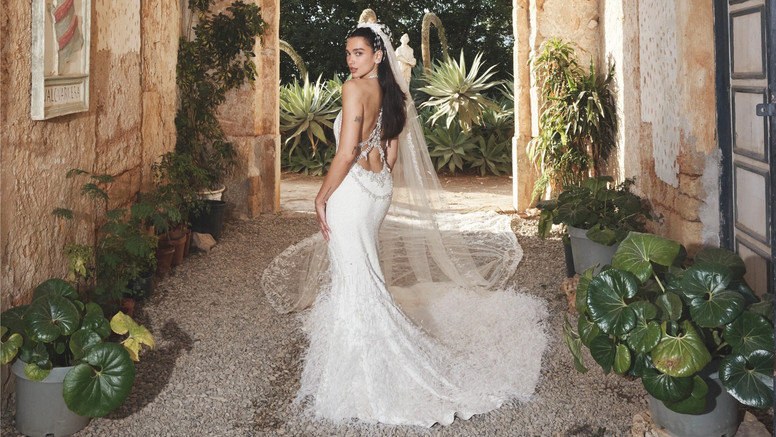 Dua Lipa porte une création Chanel pour sa robe de mariée en Sicile