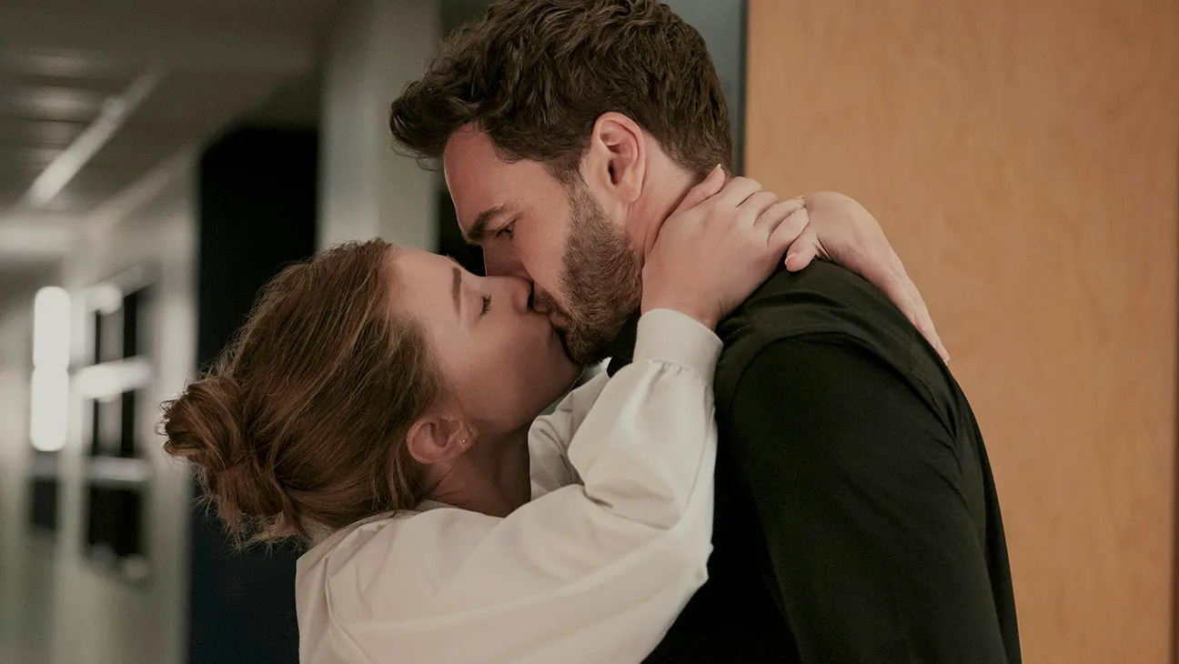 The Love Hypothesis - Adaptation du livre en film - Baiser entre Olive Smith & Adam Carlsen
