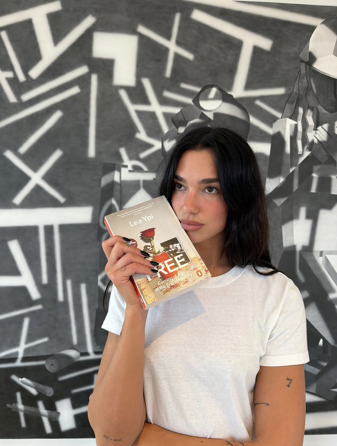 Dua Lipa avec le livre « Free » de Lea Ypi