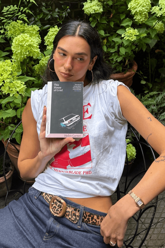 Dua Lipa avec un livre d'Helen Garner
