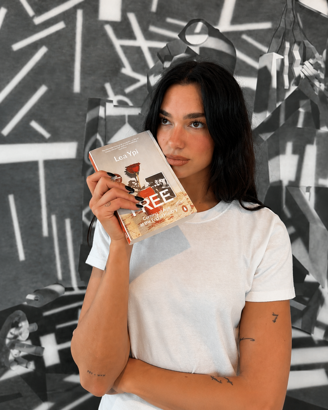 Dua Lipa avec un livre de Lea Ypi