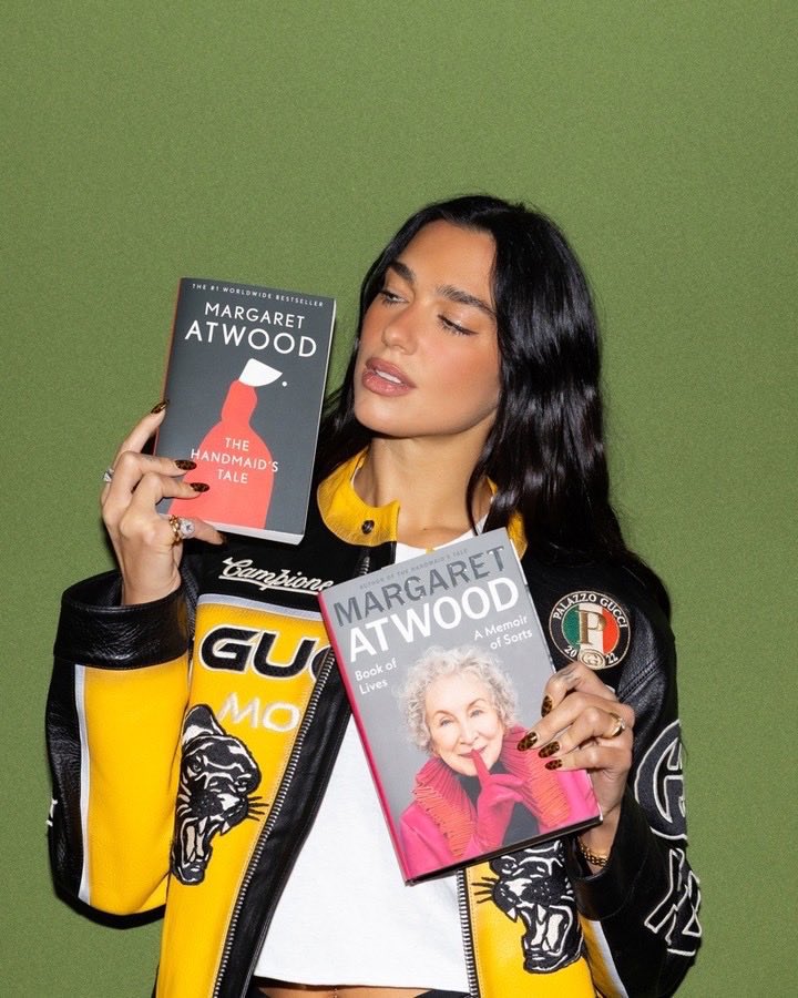Dua Lipa avec des livres de Margaret Atwood